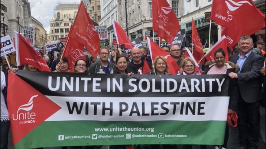 Afiliados del sindicato británico Unite The Union se manifiestan en respaldo de los palestinos frente a las agresiones de Israel.