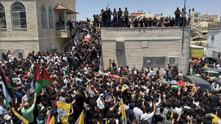 El funeral de tres palestinos que murieron en Kafr Malik, Cisjordania, por disparos de un grupo de israelíes, 26 de junio de 2025. (Foto: Anadolu)