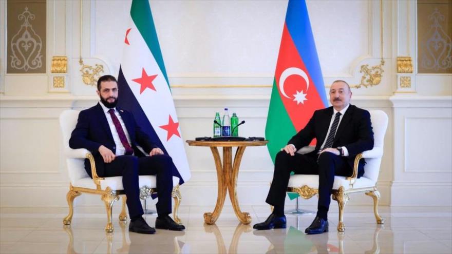 El presidente de Azerbaiyán, Ilham Aliyev (dcha.), recibe a Mohamad al-Golani, jefe de la administración dirigida por HTS en Siria, en Bakú, 12 de julio de 2025.