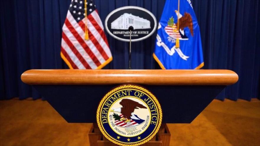 El logotipo del Departamento de Justicia de los Estados Unidos se ve en un podio, en el Departamento de Justicia en Washington, 6 de mayo de 2025.