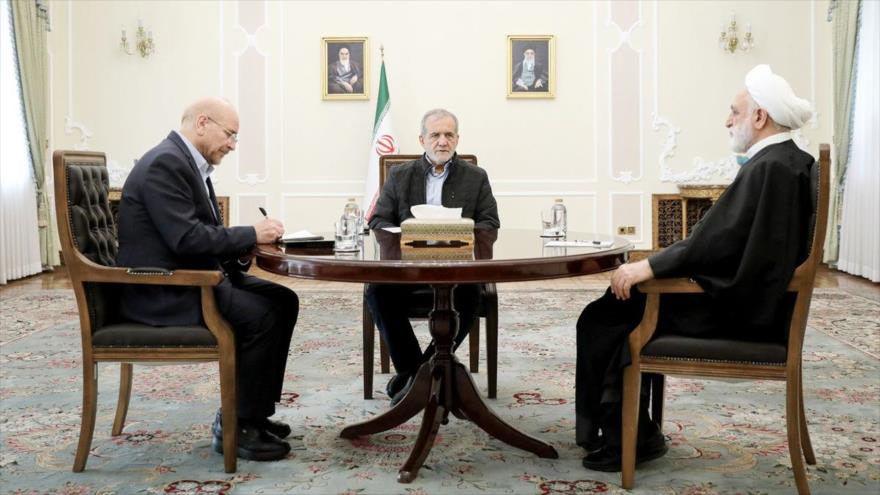 El presidente de Irán, Masud Pezeshkian (c), el jefe del Poder Judicial, Qolam Hosein Mohseni Eyei (dcha.), y el presidente del Parlamento, Mohamad Baqer Qalibaf.