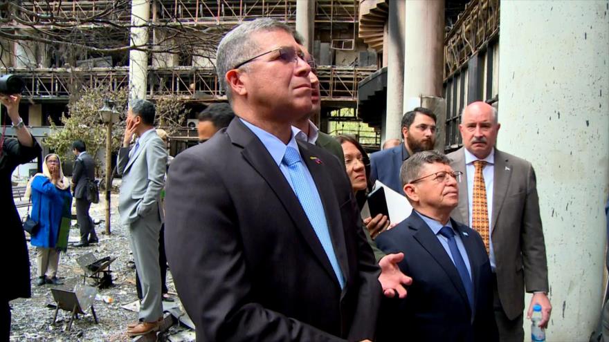 Diplomáticos extranjeros en Irán visitan edificio atacado de IRIB 