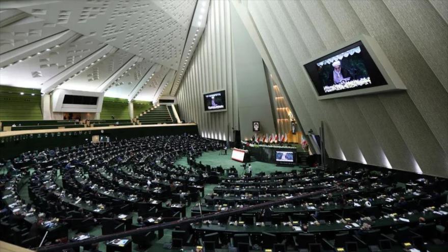 La foto de archivo muestra a los legisladores durante una sesión abierta del Parlamento iraní.