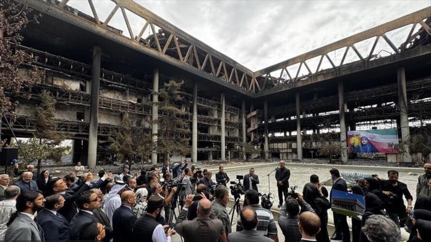 Embajadores extranjeros durante su visita al edificio de la Radiodifusión nacional iraní, afectado por un ataque israelí, Teherán, 13 de julio de 2025. 