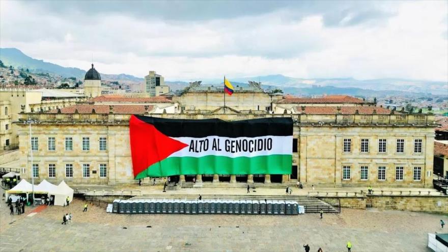La bandera de Palestina cubre el frontis del Capitolio Nacional de Colombia, en solidaridad con el pueblo de la Franja de Gaza.