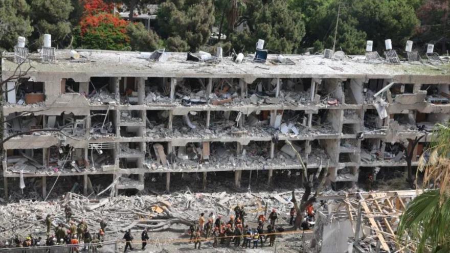 Equipos de emergencia israelíes en el lugar del ataque con misiles iraníes, en Tel Aviv. (Foto: EPA)