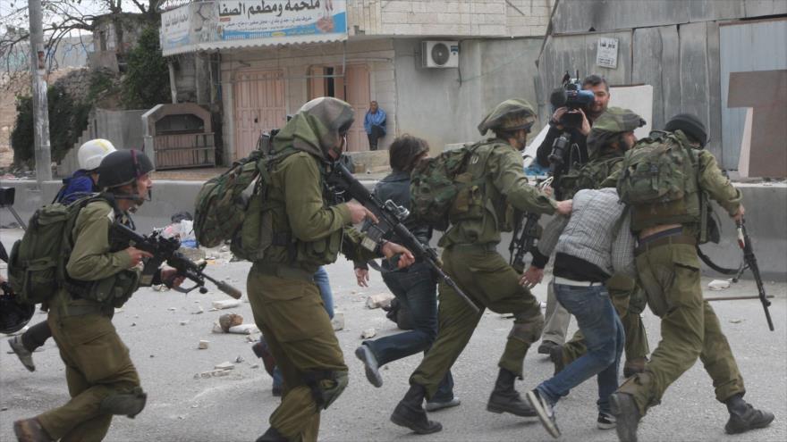 Las fuerzas israelíes arrestan a los jóvenes palestinos en Cisjordania ocupada, 15 de julio de 2025.