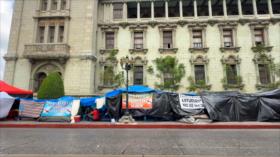Crece la tensión del magisterio en huelga frente al Palacio en Guatemala