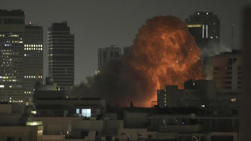 Una explosión surgida tras un ataque con misiles de Irán en Tel Aviv, Israel, 15 de junio de 2025. (Foto: AP)