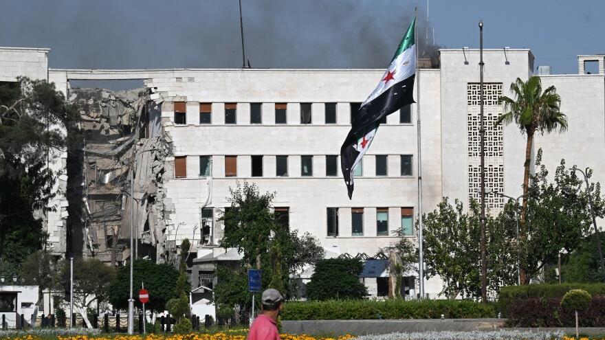 El cuartel general militar sirio en Damasco, gravemente dañado, tras los ataques israelíes del miércoles, 16 de julio de 2025. (Foto: Le Monde)