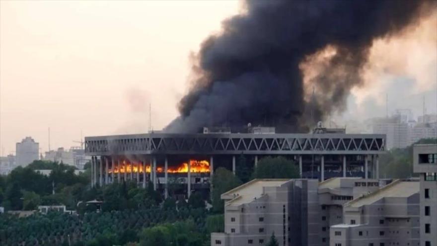 Edificio de la Radiodifusión nacional iraní, atacado por el régimen israelí, Teherán, 16 de junio de 2025.