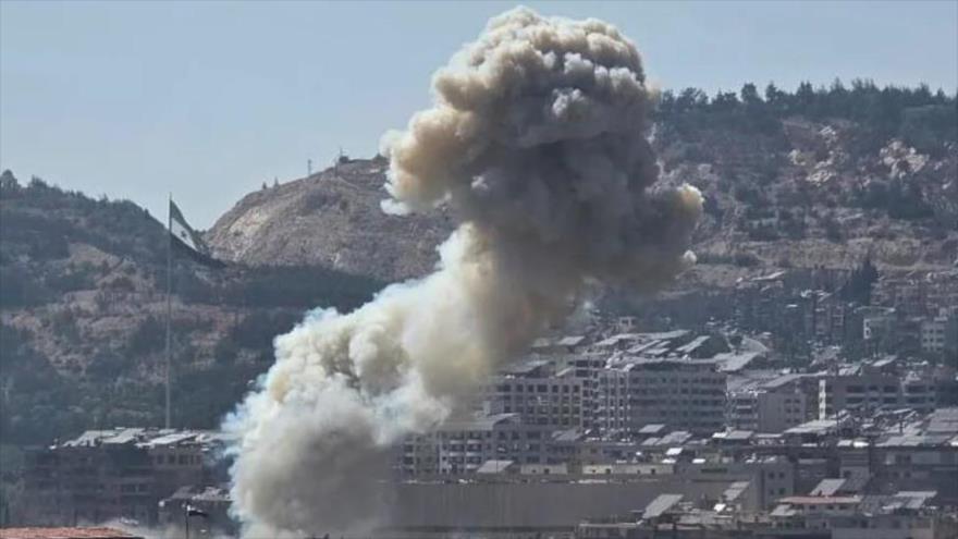 Columna de humo tras agresión israelí contra Siria, 16 de julio de 2025. 