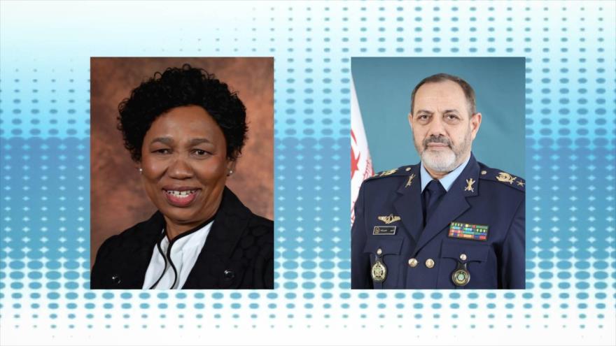 El ministro iraní de Defensa, el general de brigada Aziz Nasirzade (decha.) y su par sudafricana, Angie Motshekga.