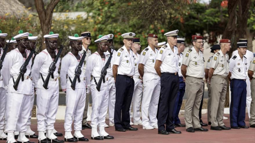 Personal del ejército francés (drch.) y senegalés (izqda.) durante la ceremonia de entrega del Campamento Geille y el aeródromo del aeropuerto de Dakar, 17 de julio de 2025. (Foto: AFP)