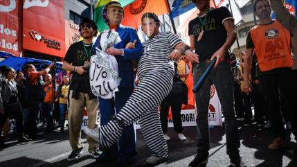 Supremo impone a Bolsonaro tobillera electrónica y veto en redes sociales