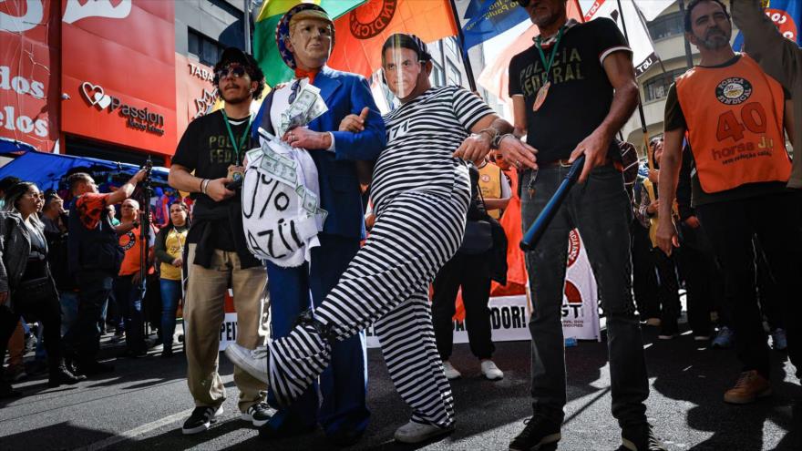 Manifestantes usan máscaras con la imagen de Donald Trump, y del expresidente brasileño Jair Bolsonaro, en Brasil, 18 de julio de 2025.