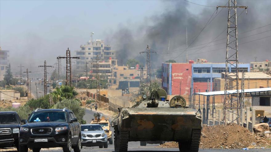 Nubes de humo se elevan en Sweida, sur de Siria, tras ataques de Israel.