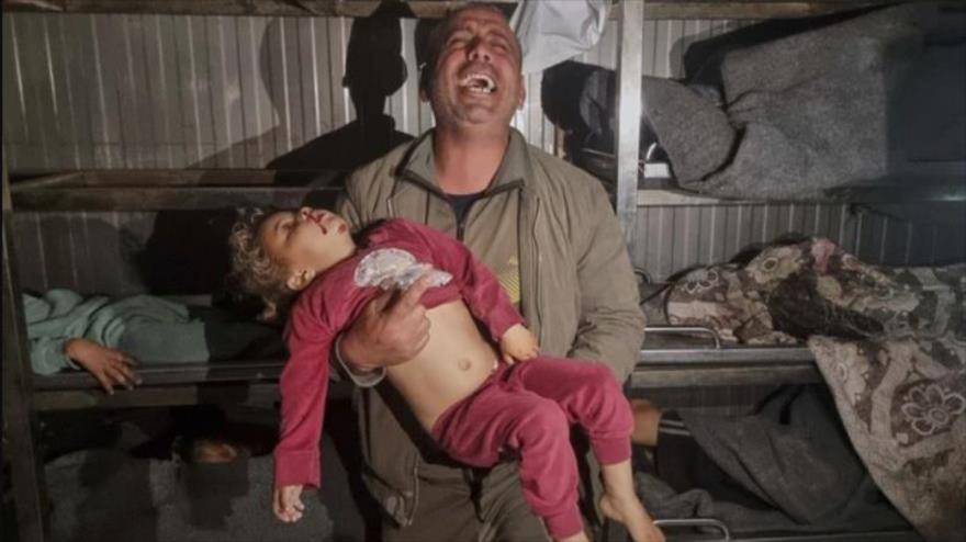 Un hombre sostiene el cuerpo de un niño muerto después de los bombardeos israelíes en la morgue del hospital en Jan Yunis, en la Franja de Gaza, 18 de marzo de 2025. (Foto: AP)
