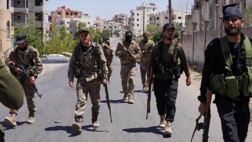 Fuerzas del gobierno de HTS caminan juntas por una calle, tras la reanudación de los enfrentamientos en Sweida, al sur de Siria, 16 de julio de 2025. (Foto: Reuters)