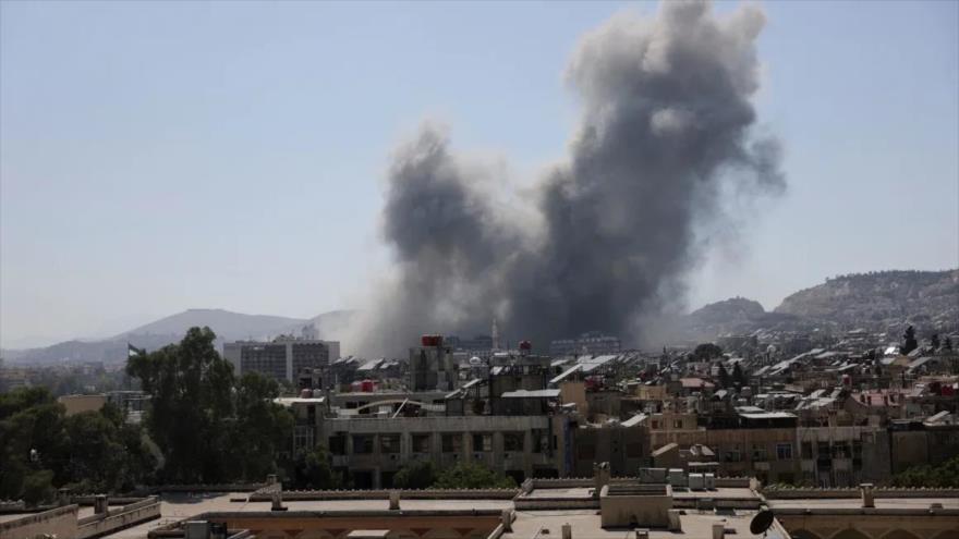 El humo se eleva después de un ataque aéreo contra el Ministerio de Defensa de Siria en Damasco, 16 de julio de 2025. (Foto: Reuters).