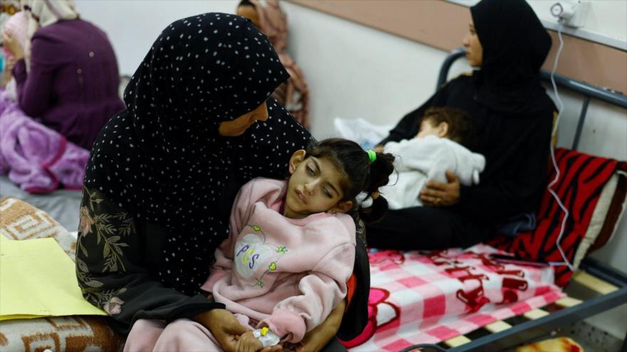 Una niña palestina sufre de desnutrición en el brazo de su madre en Gaza.