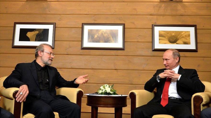 Una antigua reunión entre Ali Lariyani, el entonces presidente del Parlamento de Irán, y Vladímir Putin, presidente de Rusia, 22 de octubre de 2015.