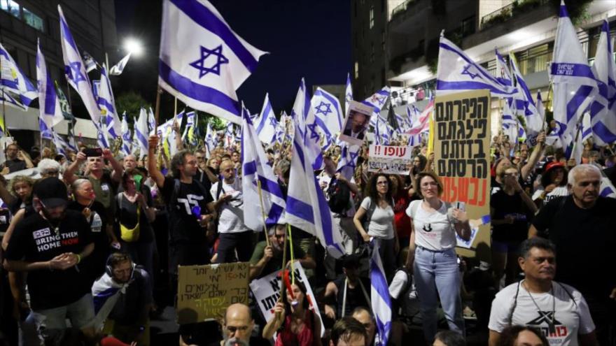 Manifestantes israelíes protestan contra el primer ministro, Benjamín Netanyahu, en Al-Quds, 4 de julio de 2024.