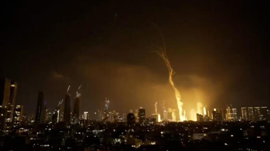 Se observa una explosión durante un ataque con misiles iraníes en Tel Aviv, 13 de junio de 2025. (Foto: Reuters)