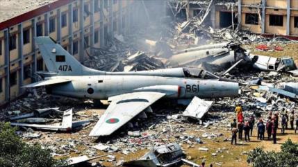 Al menos 19 muertos al estrellarse avión militar en escuela en Bangladés