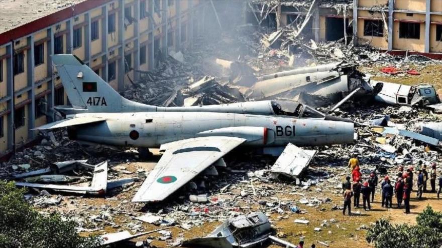 Un avión militar se estrella en un campus escolar en Daca, la capital de Bangladés, 21 de julio de 2025.
