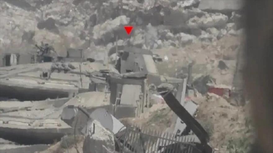 Los combatientes palestinos apuntan a un vehículo militar israelí en la Franja de Gaza.