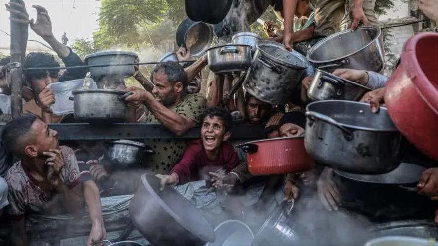 Los palestinos hacen fila en busca de un poco de comida en Gaza.