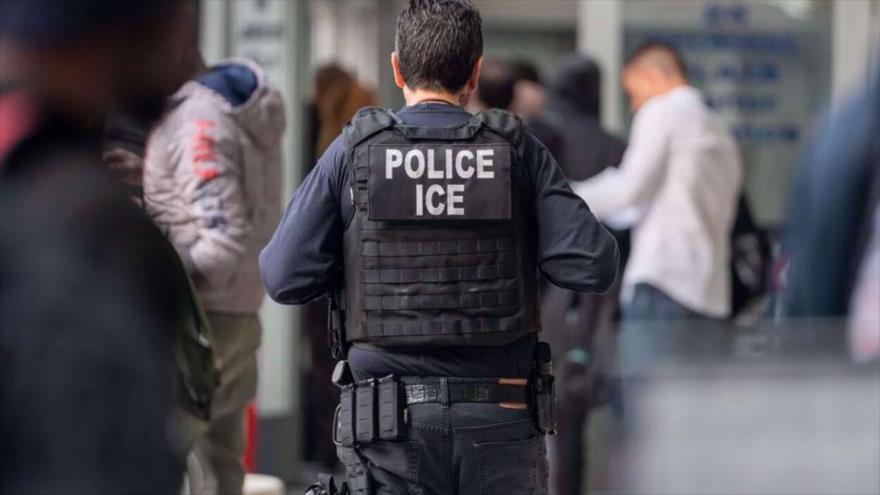 Un oficial de la Oficina de Inmigración y Control de Aduanas de los Estados Unidos (ICE)