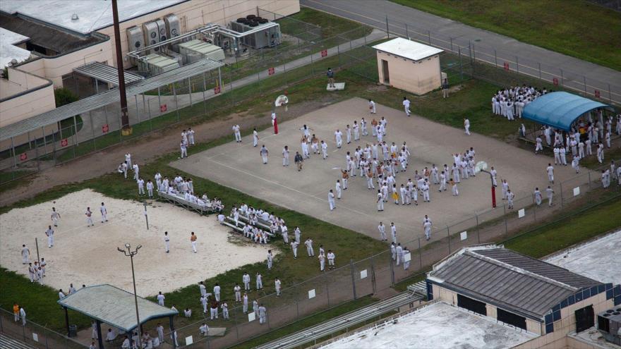 Una vista aérea muestra a detenidos en el Centro de Detención Krome, gestionado por el Servicio de Inmigración y Control de Aduanas de EE.UU.