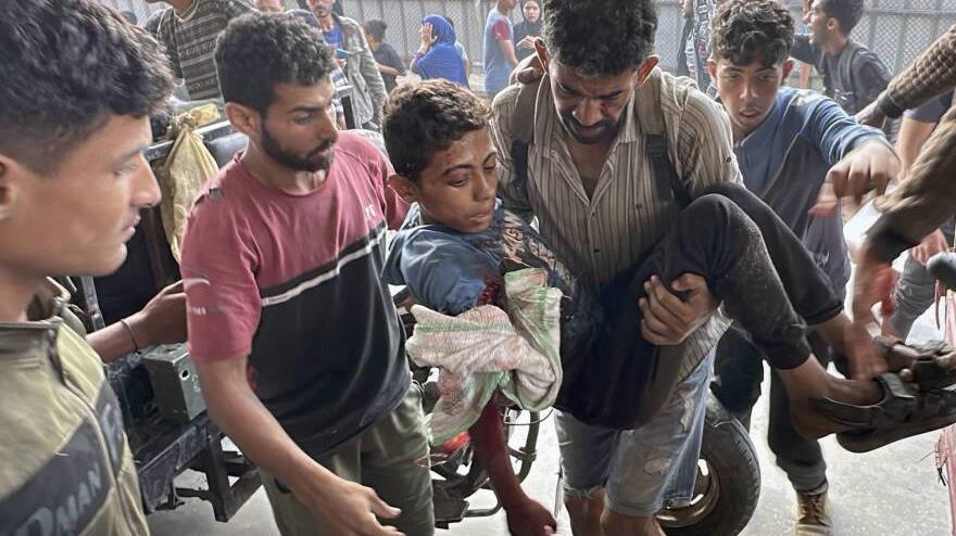 Los palestinos son trasladados al hospital Nasser en Jan Yunis después de ser heridos o asesinados por las fuerzas israelíes mientras intentaban conseguir comida, junio de 2025.

