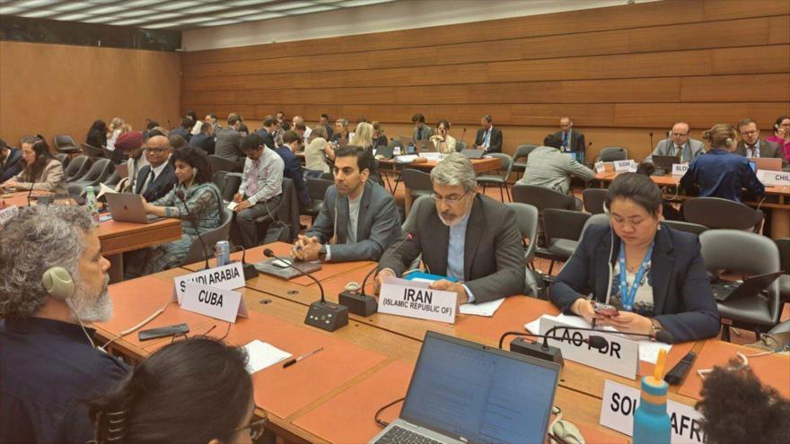 El representante de Irán ante la Oficina de la ONU en Ginebra, Ali Bahreini, habla en una reunión, 22 de julio de 2025.