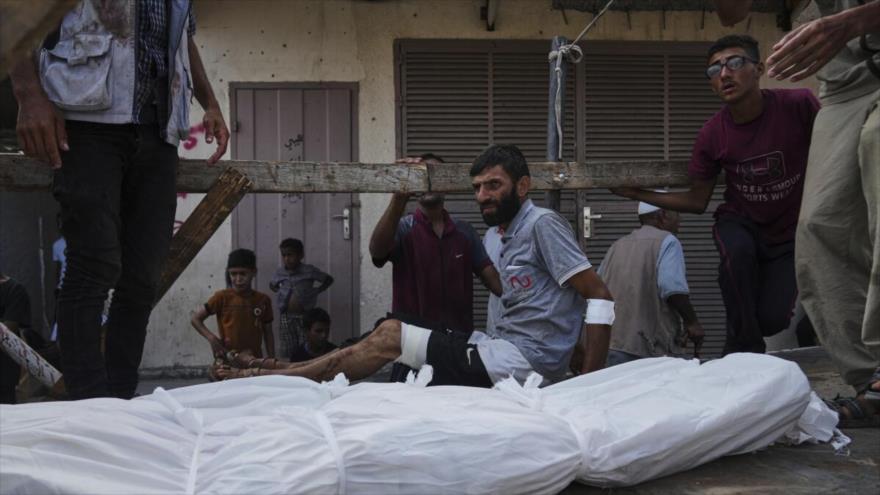Dolientes palestinos asisten al funeral de los familiares muertos en un bombardeo israelí en Deir al-Balah, en el centro de la Franja de Gaza, 21 de julio de 2025.