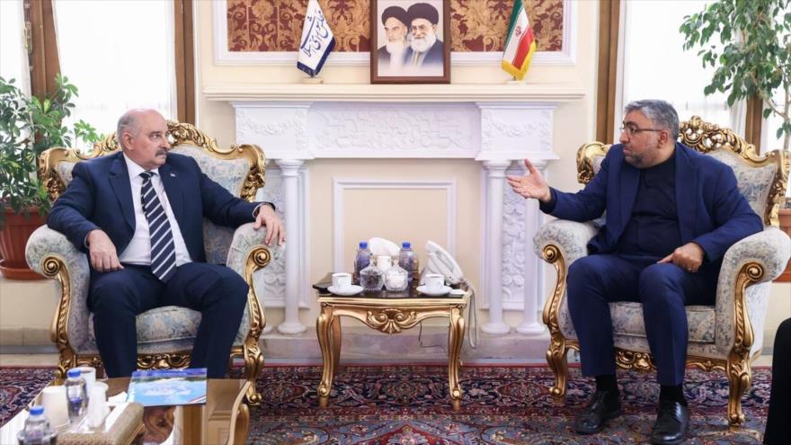 El asesor del presidente del Parlamento iraní en Asuntos Internacionales, Abolfazl Amui (dcha.), reunido con el embajador de Cuba en Teherán, Jorge Fernando Lefebre Nicolás, 22 de julio de 2025.