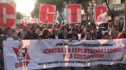 Trabajadores peruanos protestan contra la corrupción gubernamental