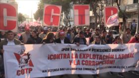 Trabajadores peruanos protestan contra la corrupción gubernamental