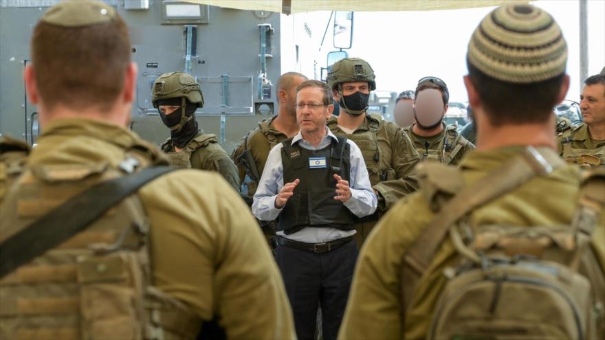 El presidente del régimen israelí, Isaac Herzog, se dirige a los militares sionistas en una controvertida visita a la Franja de Gaza, 23 de julio de 2025. (Foto: The Times of Israel)