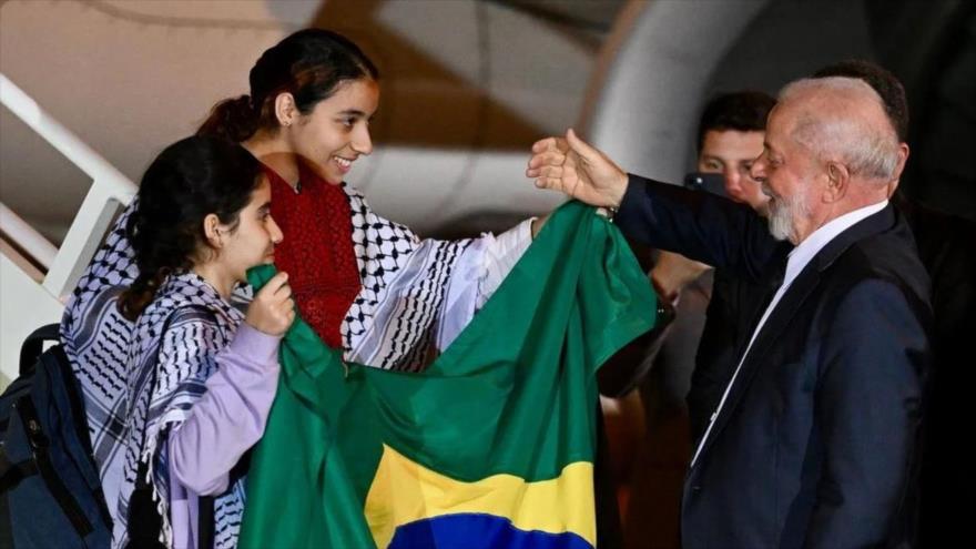 El presidente brasileño, Luiz Inácio Lula da Silva, recibe a un grupo de palestinos rescatados de la Franja de Gaza, que arriban a Brasilia, 13 de noviembre de 2023. (Foto: Oglobo.com)