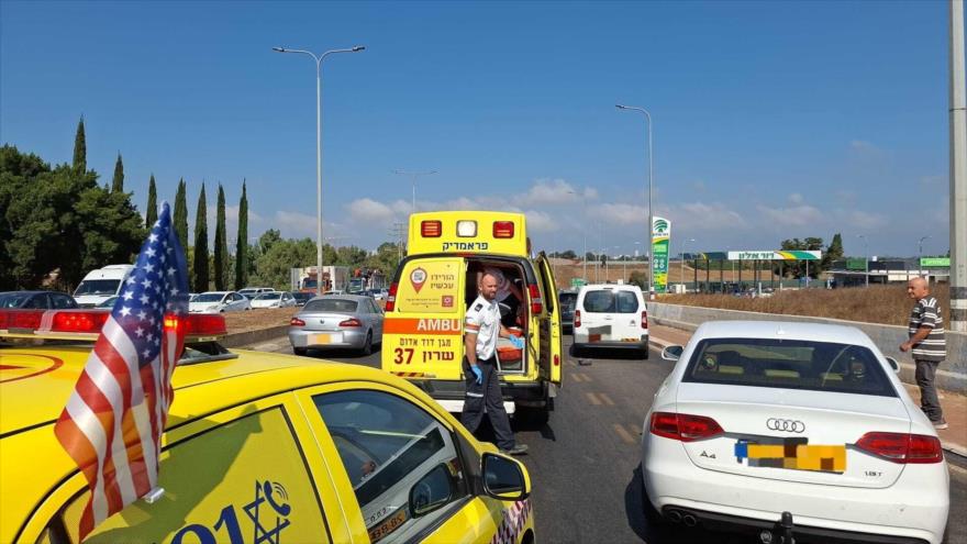 Ambulancias desplegadas en el lugar de una operación de represalia palestina, en Sharon, Kfar Yona, 24 de julio de 2025.