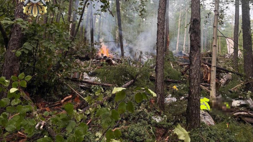 Una vista muestra los restos del avión ruso de pasajeros An-24 de Angara Airlines en el lugar del accidente cerca de Tynda, Amur, Rusia, 24 de julio de 2025. (Foto: Reuters)