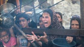 ¡El hambre es insoportable!, palestinos colapsan en las calles de Gaza