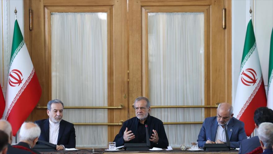 El presidente de Irán, Masud Pezeshkian (centro), en un encuentro en la Cancillería iraní en Teherán, 26 de julio de 2025.