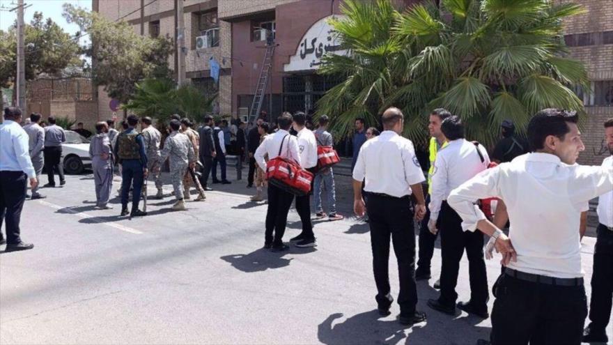 Personas se congregan frente a un juzgado en Zahedan, provincia de Sistán y Baluchistán, tras un atentado terrorista que dejó seis muertos y 23 heridos, 26 de julio de 2025. 