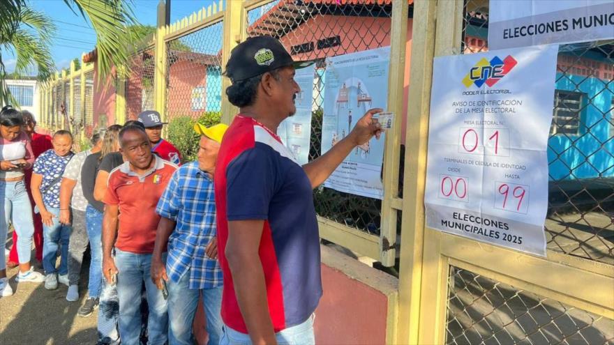 La gente acude a los centros de votación para participar en las elecciones municipales en Venezuela, 27 de julio de 2025.