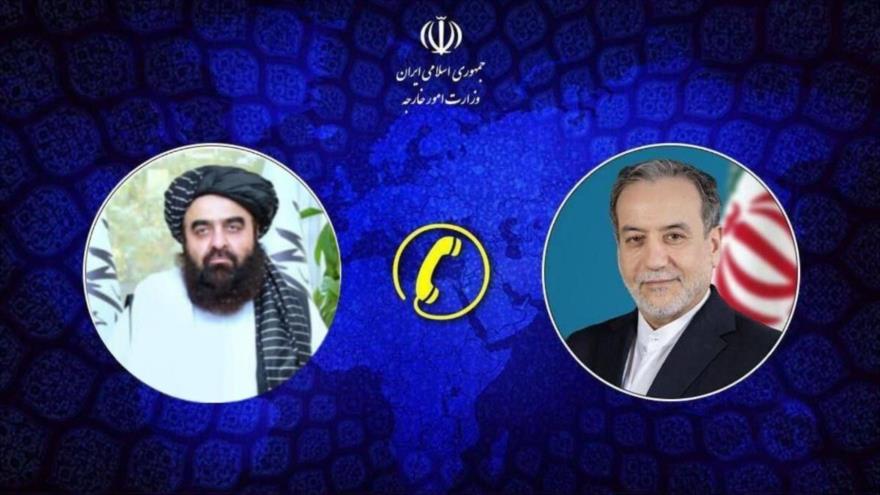 El canciller de Irán, Abás Araqchi (dcha.), y su homólogo interino en el gobierno talibán en Afganistán, Amir Jan Mutaqi