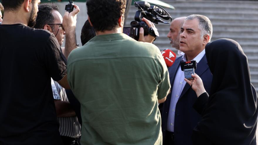 Ministro de Petróleo de Irán, Mohsen Pakneyad (2.º desde la dcha.), habla con periodistas al margen de la reunión del Gabiente, Teherán, 27 de julio de 2025.